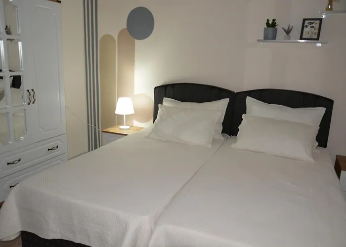 Fethiyede evinizdeki rahatlığın adresi 4 oda 1 salon 8 yatak 2 banyo ihtiyacınız olan tüm eşyalar vardır *