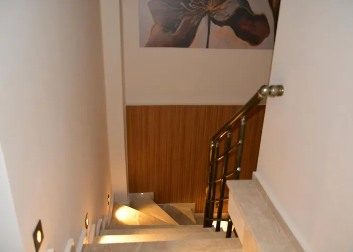 Fethiyede evinizdeki rahatlığın adresi 4 oda 1 salon 8 yatak 2 banyo ihtiyacınız olan tüm eşyalar vardır